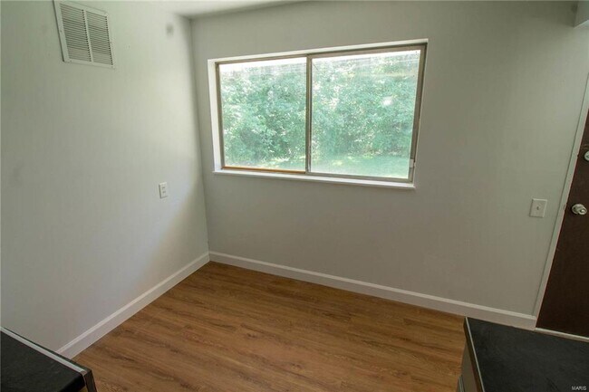 Building Photo - Move-in Ready!