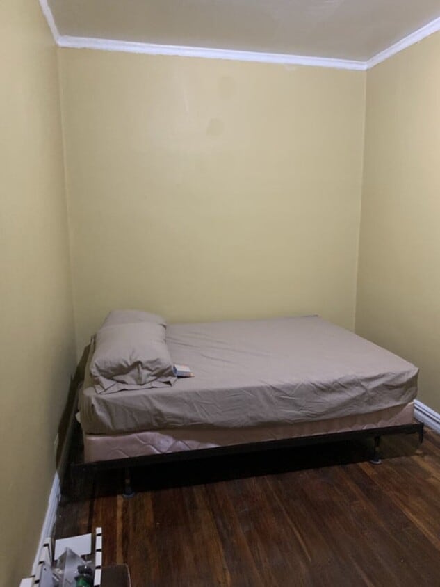 Building Photo - 250 E 178th St