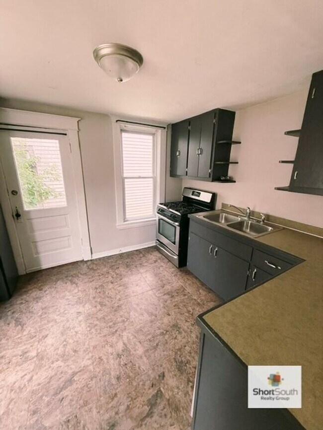 Foto del edificio - Beautifully 2 Bed 1 Bath remodeled townhome