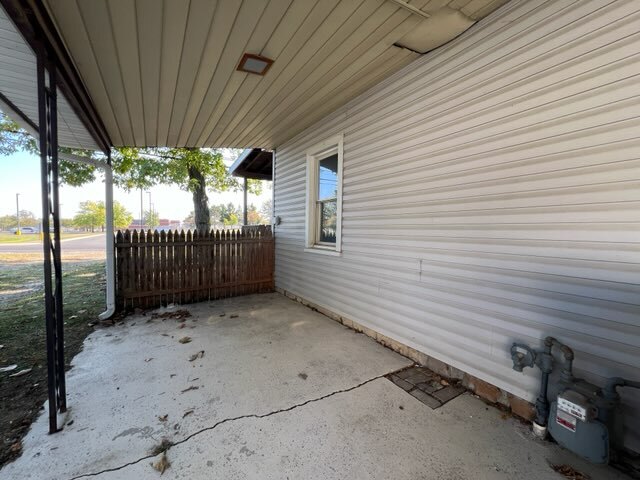 Covered Patio - 2710 E Beecher St