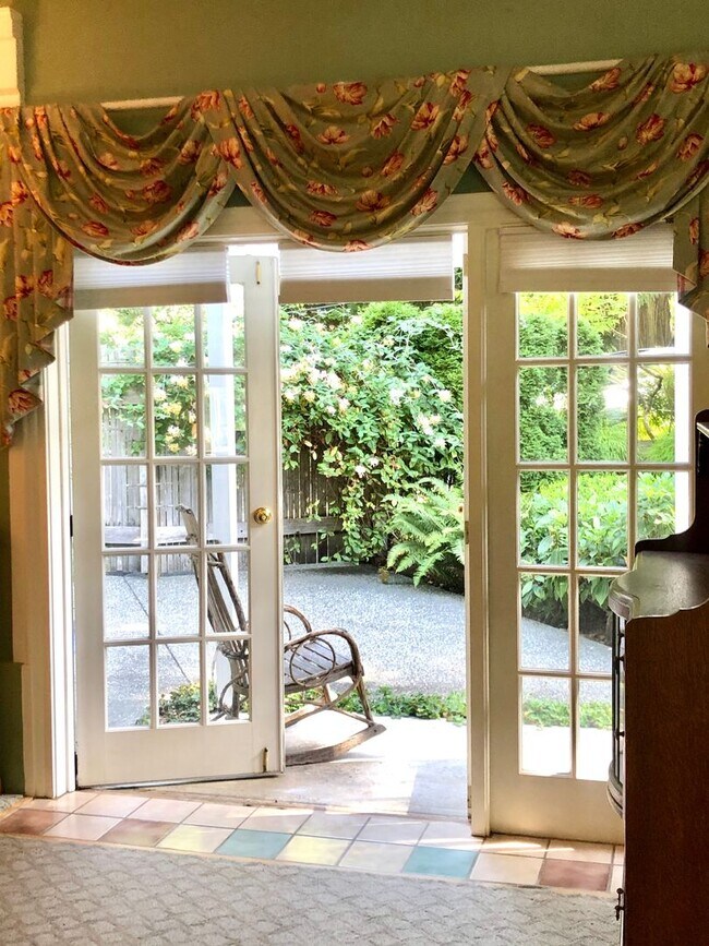 Foto del edificio - Charming oversized one bedroom cottage nestled quietly among a beautiful Bainbridge oasis