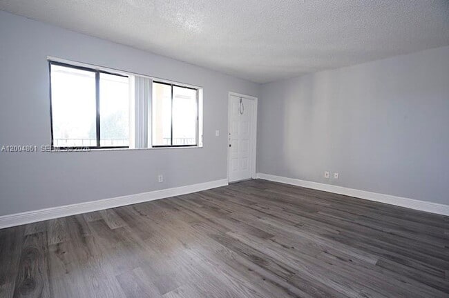 Foto del edificio - 1727 Meadows Cir W