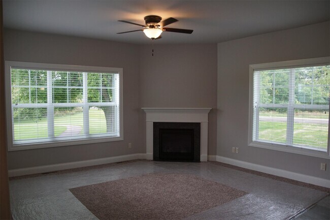 Foto del edificio - 6715 Charlie Grimm Rd