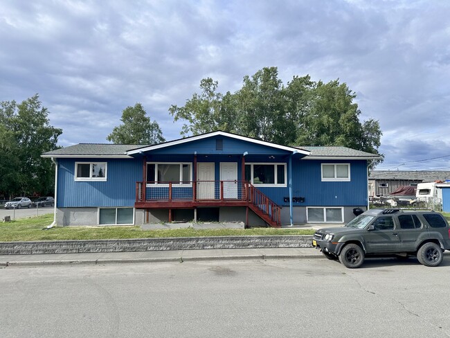 Building Photo - 1401 E 10th Ave
