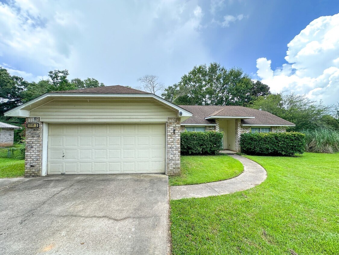 Primary Photo - 3 bedroom 2 bath home in Pace for rent!