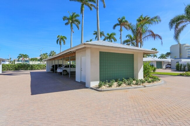 Building Photo - ** CARRIAGE CLUB PRIVATE CONDO ON THE BEAC...