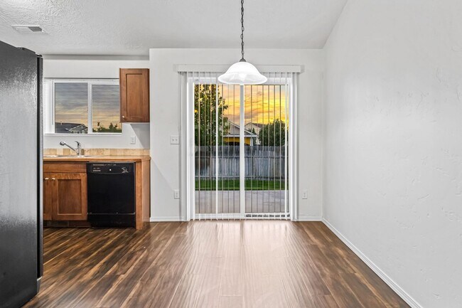 Foto del edificio - 3 Bedroom, 2 Bath, 2-Car Garage with Room ...