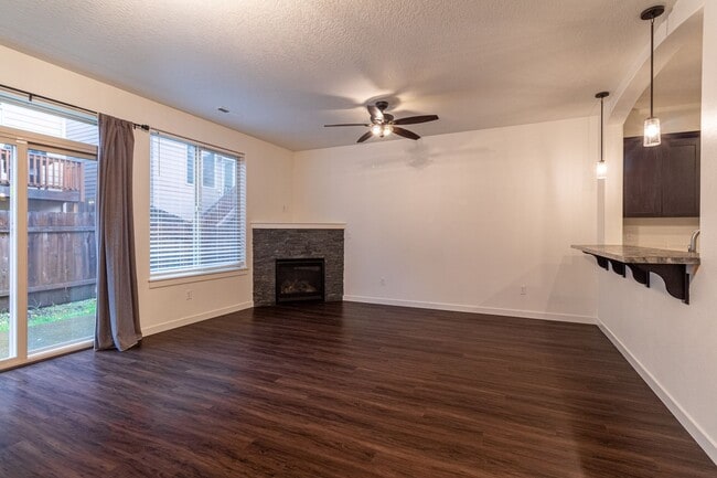 Building Photo - Beautiful 3 Bed 2 home with 2 Car Garage-F...