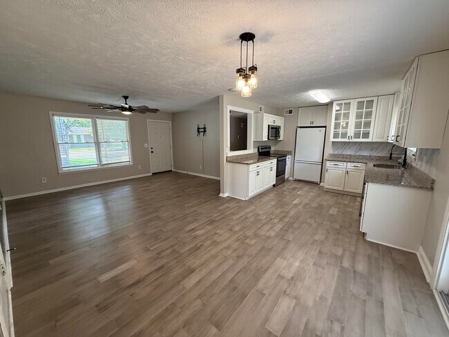 Building Photo - 615 Burcale Rd Cir