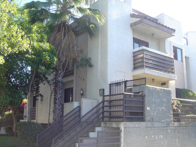Building Photo - 118 N Cedar St