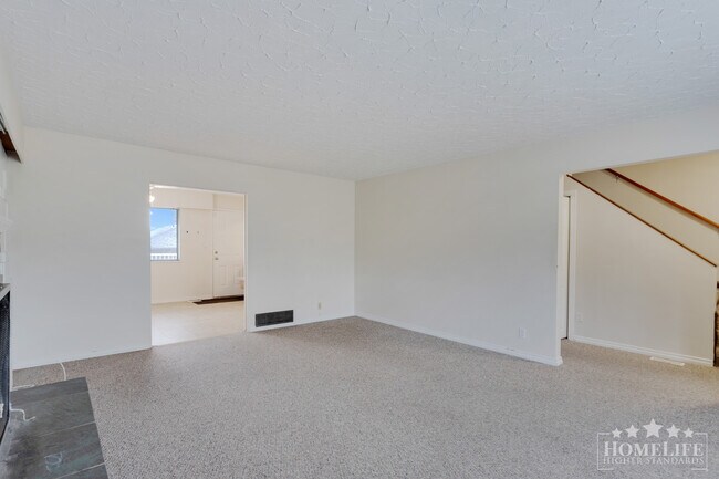 Photo du bâtiment - Spacious 3 Bedroom + 2 Bathroom Family Home in North Burnaby