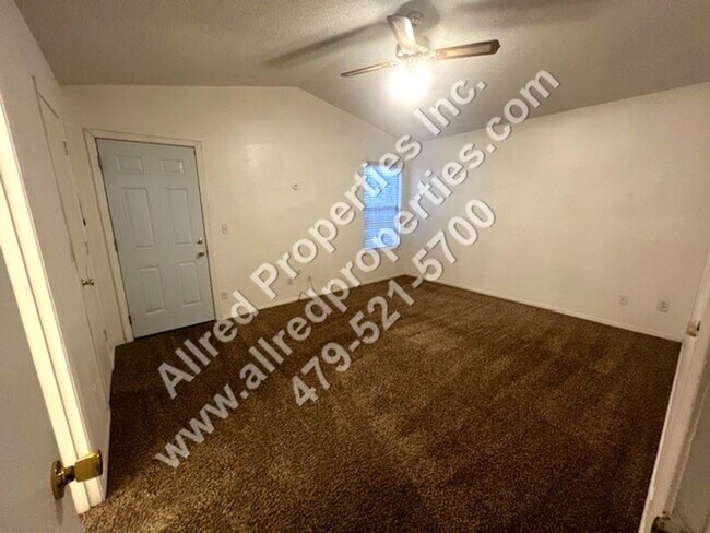 Foto del edificio - 2 Bedroom Duplex With NEW LVP Flooring In ...