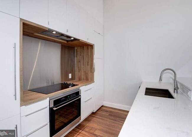 Cocina moderna - 4600 Kenmore Dr NW