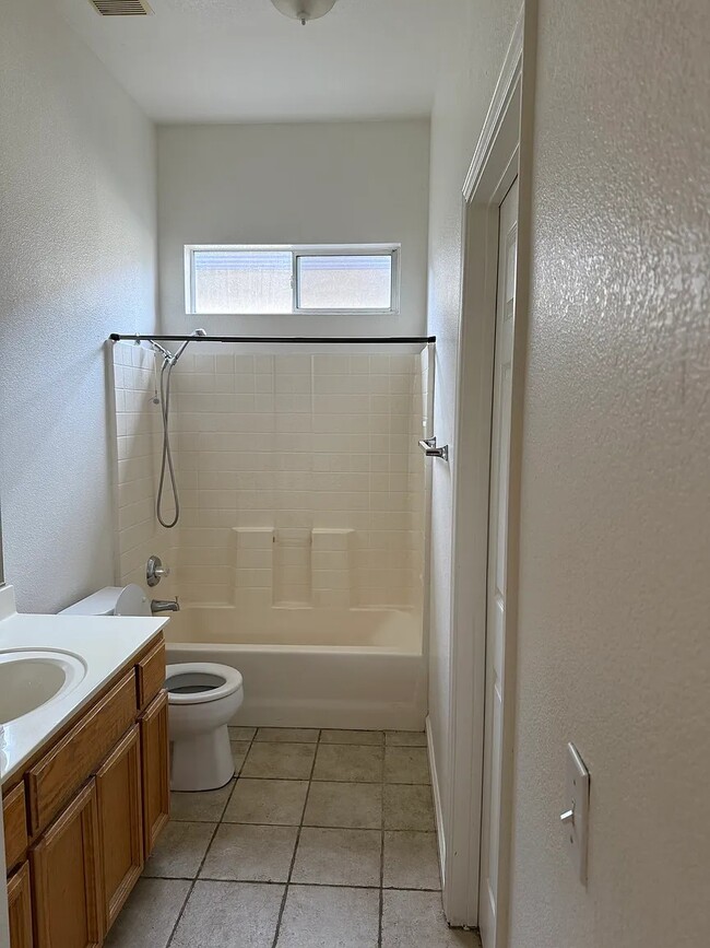 Building Photo - 2505 Shell Ct