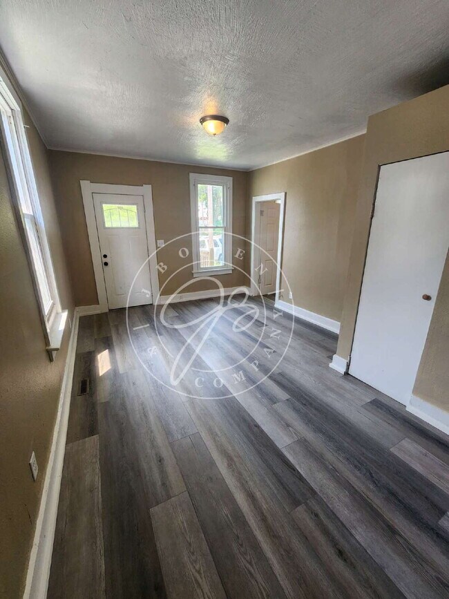 Building Photo - 3 bed 1 bath ready to call home