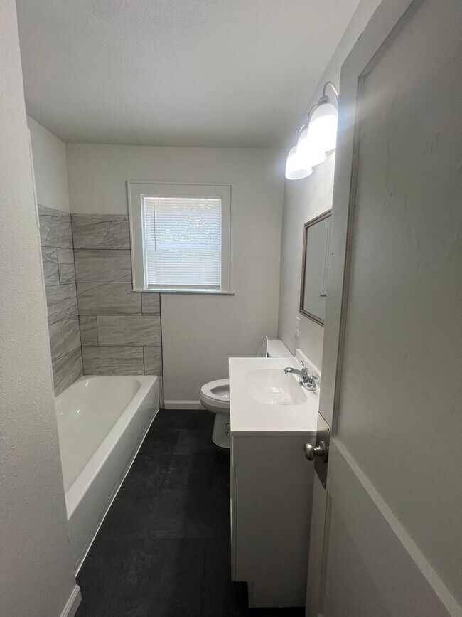 Foto del edificio - Updated 2 Bed 1 Bath
