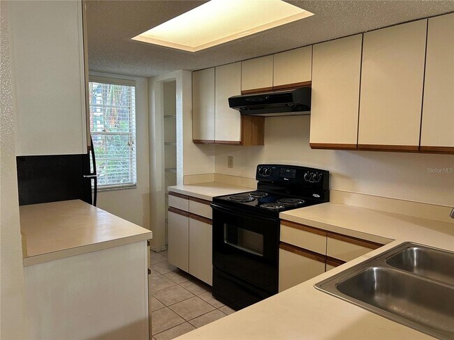 Foto del edificio - 2143 Fox Chase Blvd