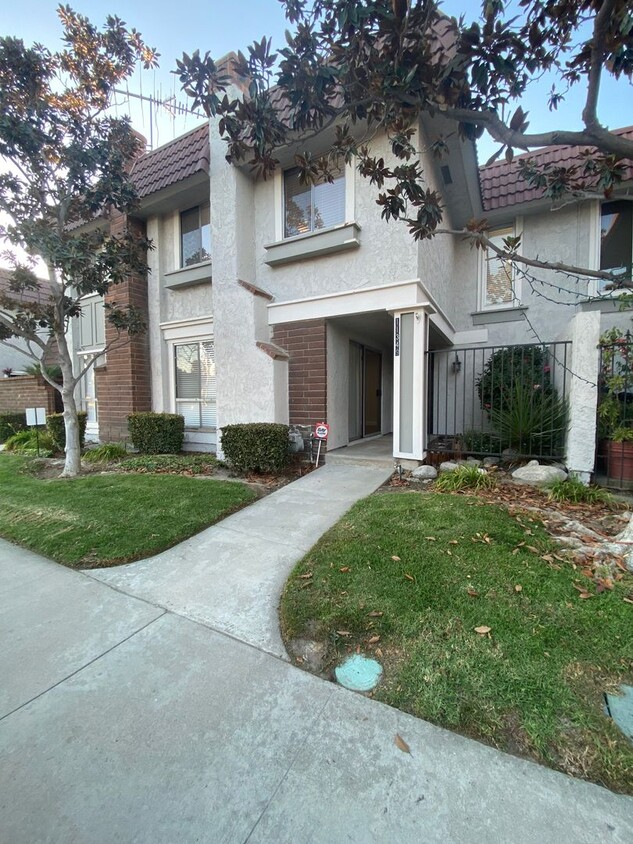 Primary Photo - Luxurious 3 Bedroom Cypress Townhouse for ...