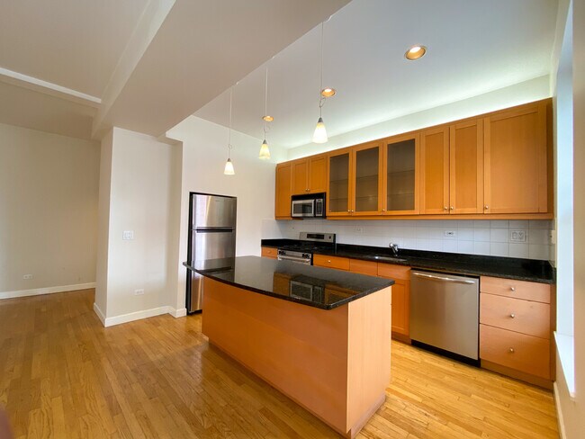 Building Photo - 802 W Buckingham Pl
