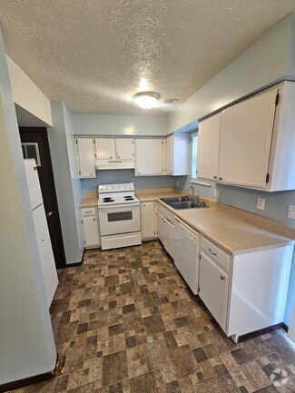 Building Photo - 153 Elm St