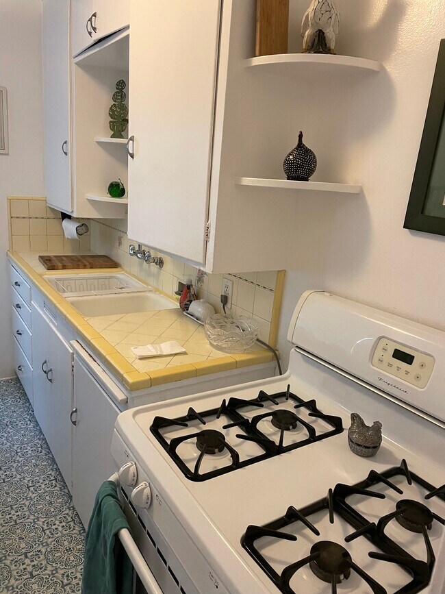 encantadora cocina con estufa de gas - 1443 10th St