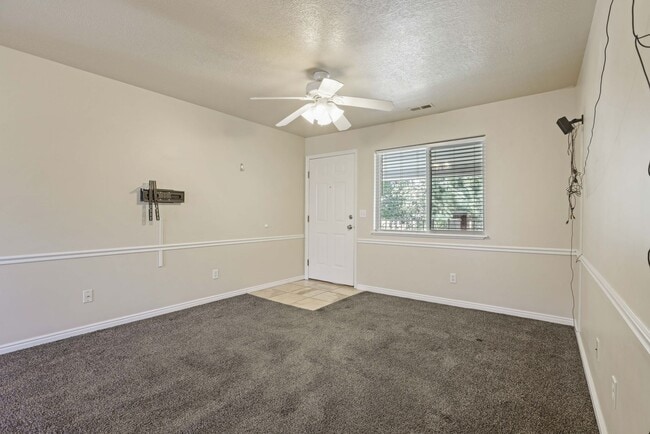 Building Photo - 2 Bed 1 Bath Upper Condo in Rexburg - with Optix internet and washer and dryer included!