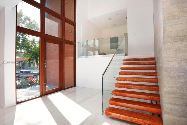 Foto del edificio - 121 Buttonwood Dr