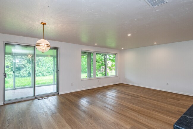 Building Photo - 1380 Maple Grove Dr
