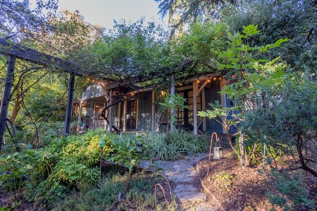 Building Photo - 550 square foot Fully Furnished short term...