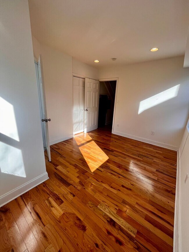 Foto del edificio - Beautiful newly renovated 2-bedroom 2 bath In Northern Liberties