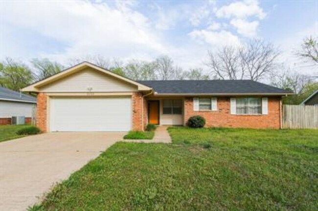 Building Photo - Come check out this spacious home in South...