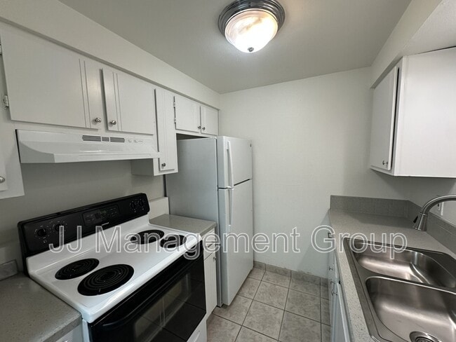 Building Photo - 1723 W 8th Ave