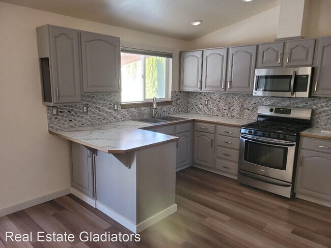 Foto del edificio - 4 br, 3 bath House - 1017 Hiatt Ct