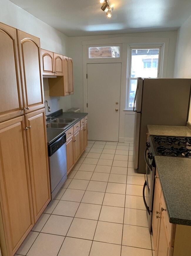 Photo - 1468 W Winnemac Ave Apartment