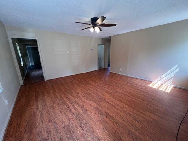 Building Photo - 3 Bedroom / 1 Bath Home - For Rent