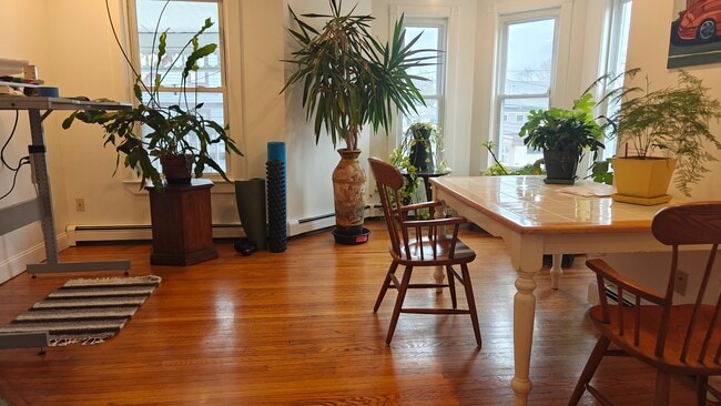 Comedor - 2 Rogers Ave