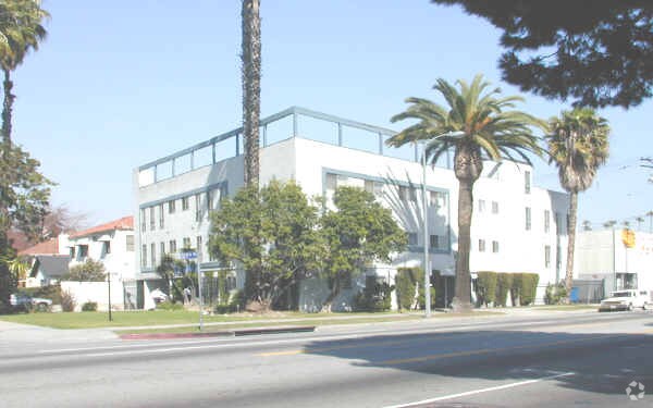 Primary Photo - Victoria Arms Apartments