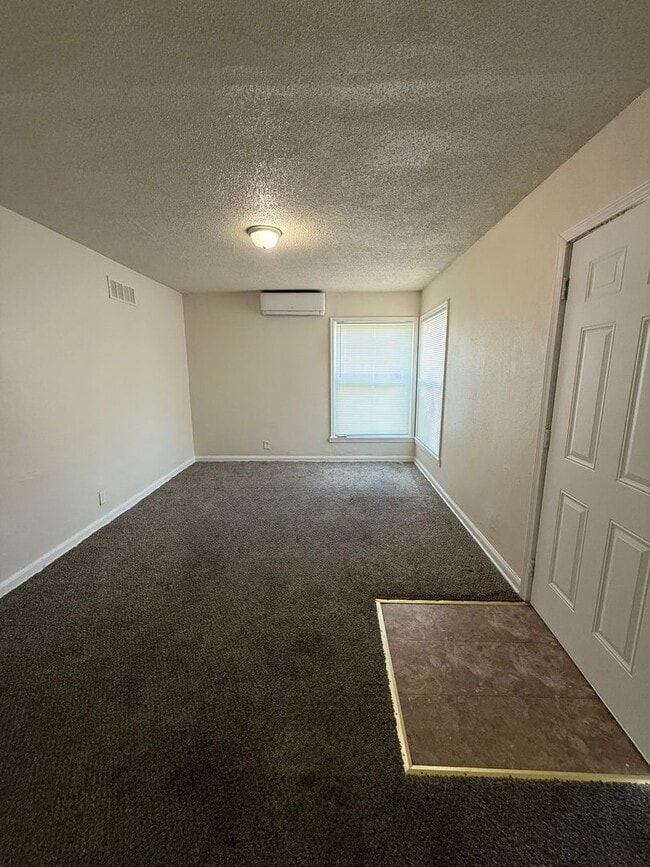 Building Photo - Spacious 2 Bed / 1 Bath Quadplex Near Down...
