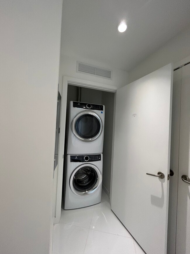 Building Photo - 851 NE 1st Ave