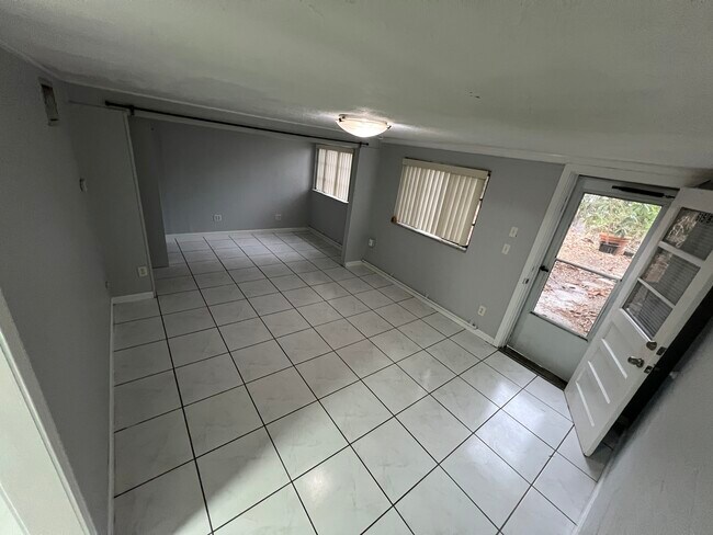 Foto del edificio - 615 Hillcrest St