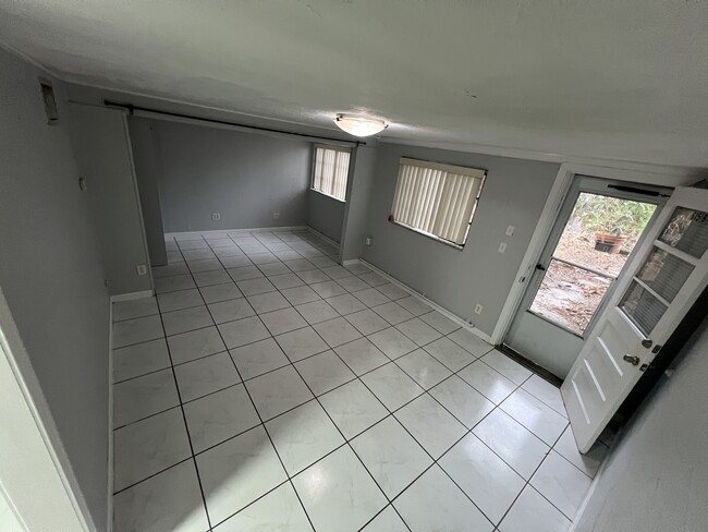 Building Photo - 615 Hillcrest St