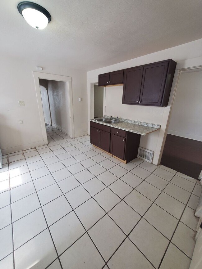 Building Photo - 2020 W Hopkins St. (Duplex)