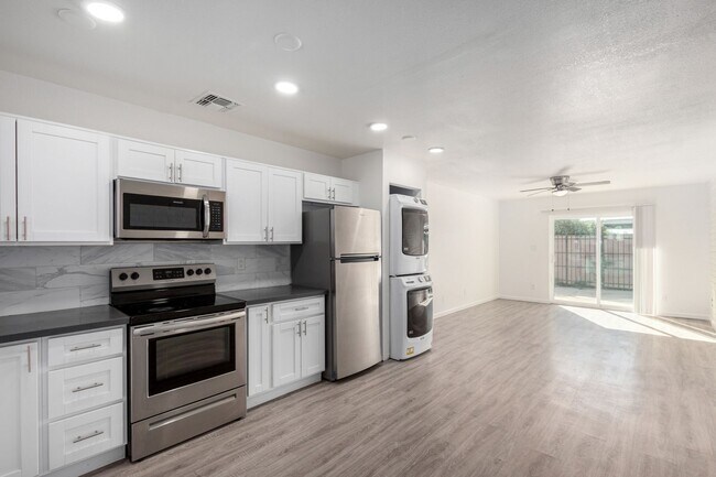 Interior Photo - Granada Gardens