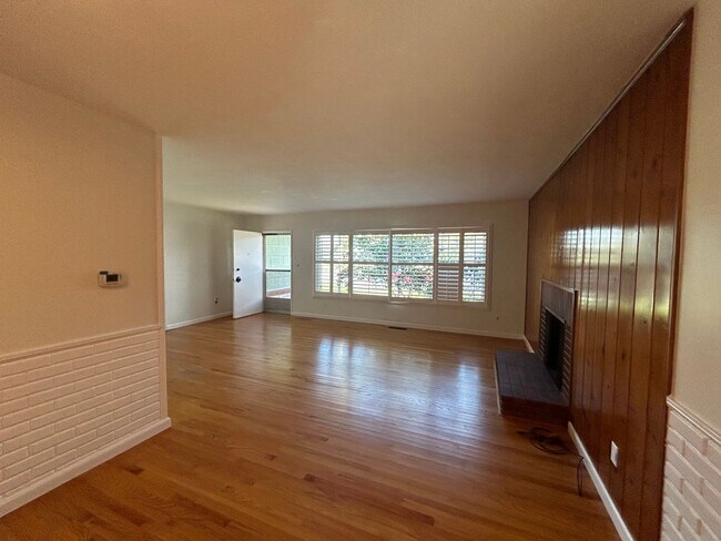 Building Photo - 3 bedroom  house with spacious backyard