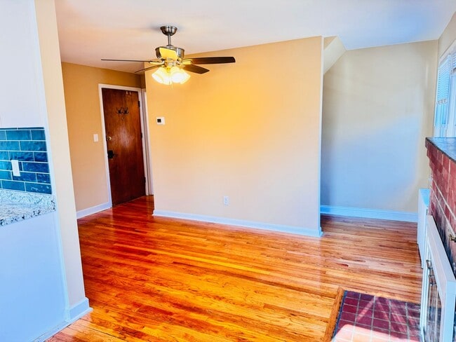 Building Photo - 908 Hudson Ave