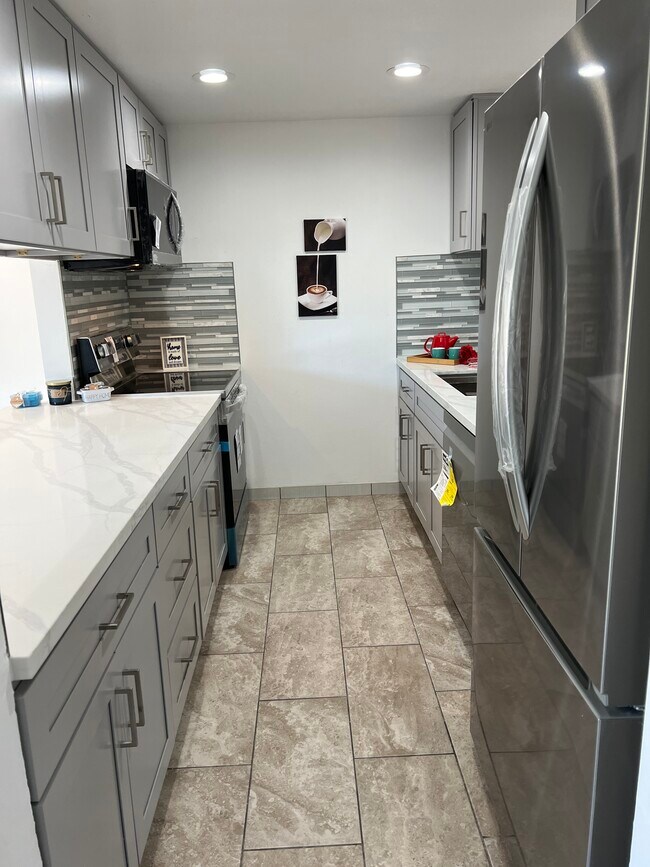 Brand new Kitchen will ALL brand new appliances -Range, Microwave, dishwasher, Refrigerator etc. - 1119 Reed Ave