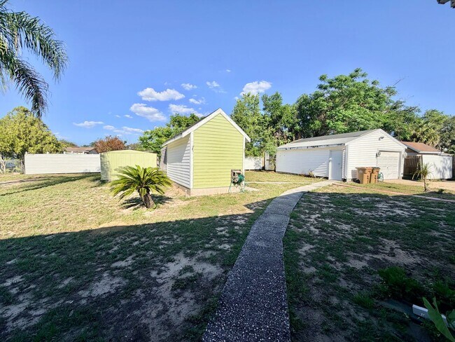 Foto del edificio - Large and Spacious 3/3 on near half acre NO HOA!