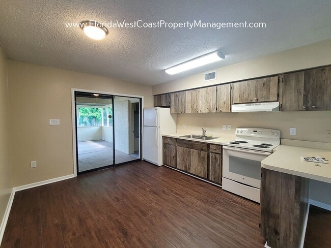 Foto del edificio - ADORABLE 2 BED/1 BATH UPDATED DUPLEX! PATI...