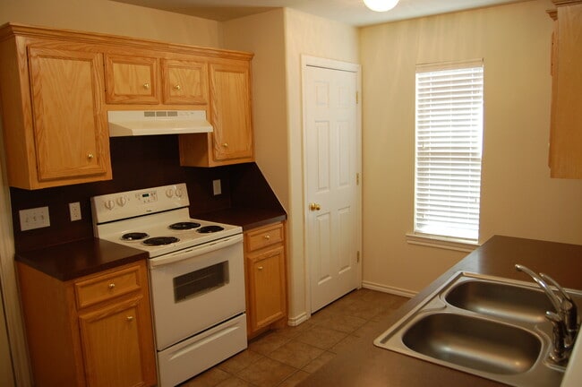 Foto del edificio - Three Bedroom with Great Features