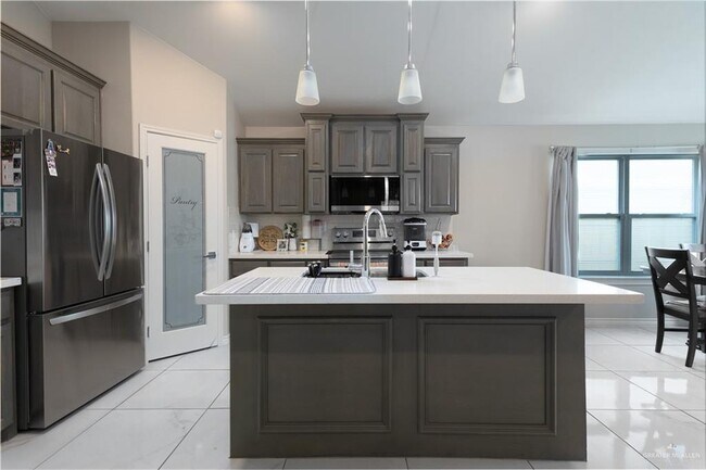 Building Photo - 12 N 26th Dr